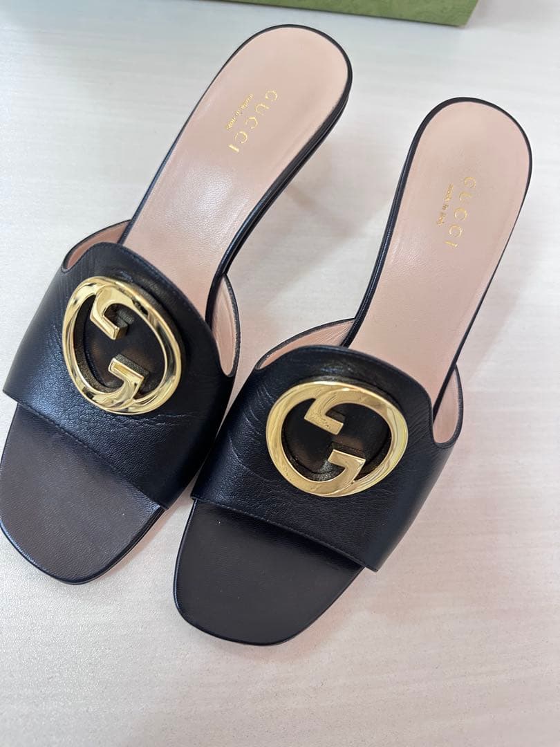 GUCCI (グッチ) GG ロゴ ブロンディ レザーサンダル 723391