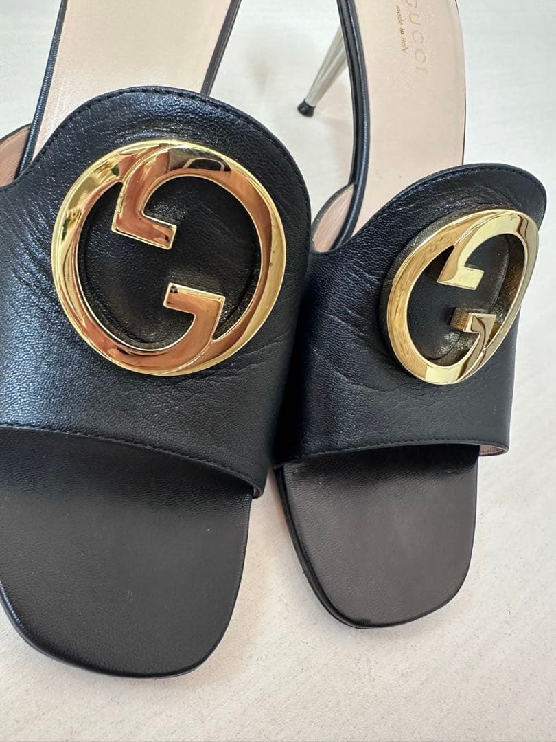 GUCCI (グッチ) GG ロゴ ブロンディ レザーサンダル 723391