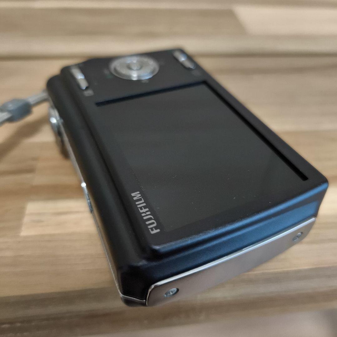 良品　FUJIFILM FINEPIX F100 fd コンパクトデジタルカメラ