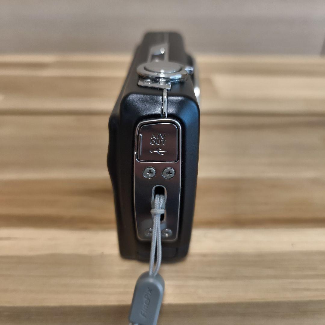 良品　FUJIFILM FINEPIX F100 fd コンパクトデジタルカメラ