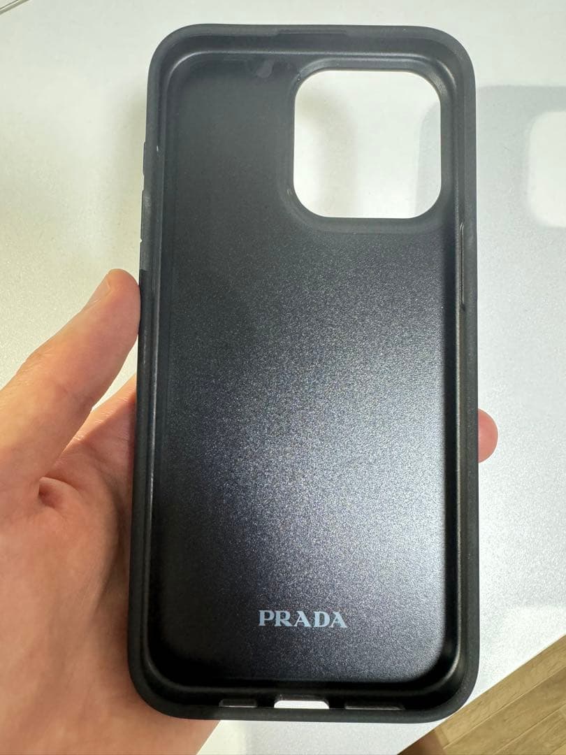 【美品】PRADA スマホケース　iPhone15promaxブラック レザー風