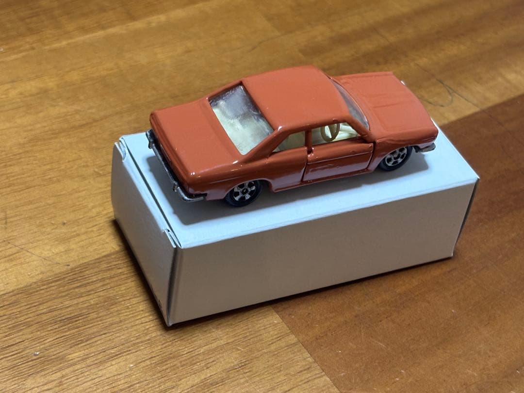 最初期　黒箱トミカ ブルーバード SSS クーペ　サファリレッド　アイボリー内装
