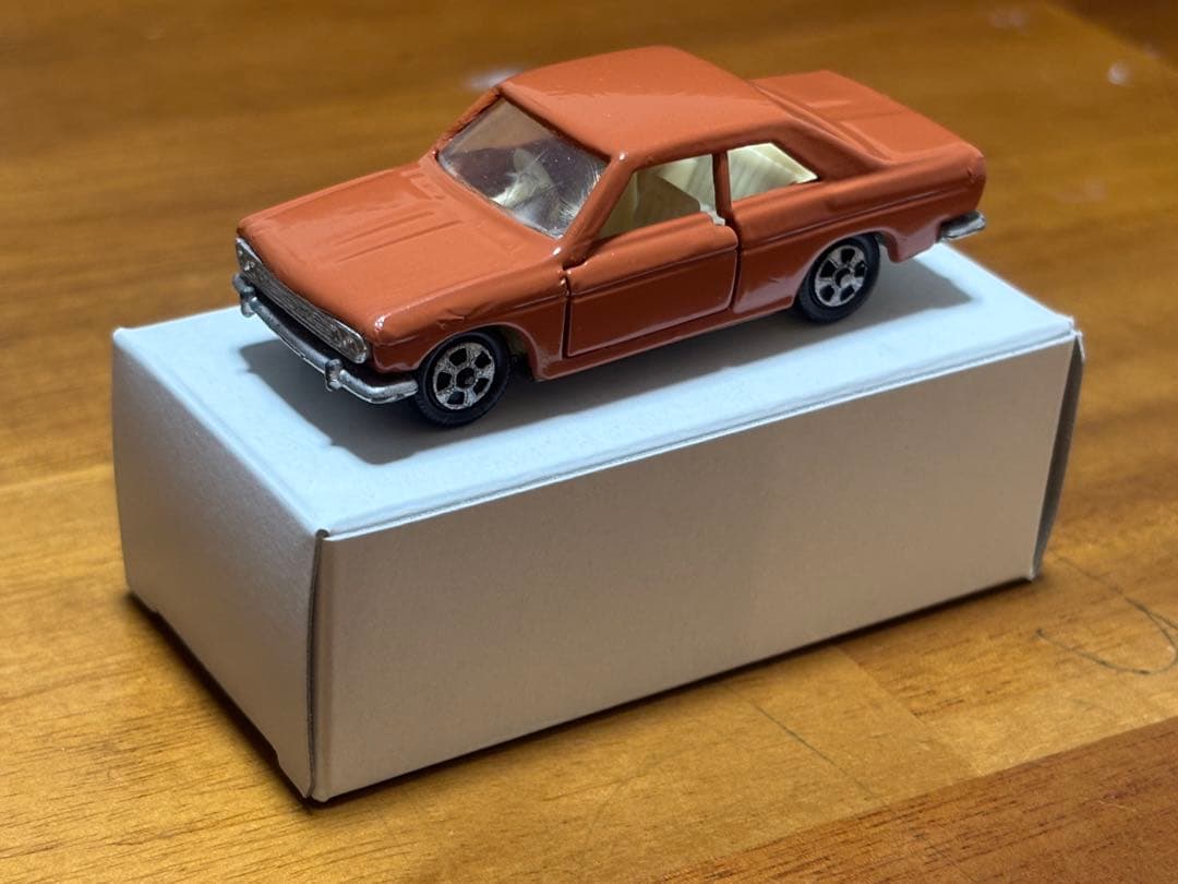 最初期　黒箱トミカ ブルーバード SSS クーペ　サファリレッド　アイボリー内装