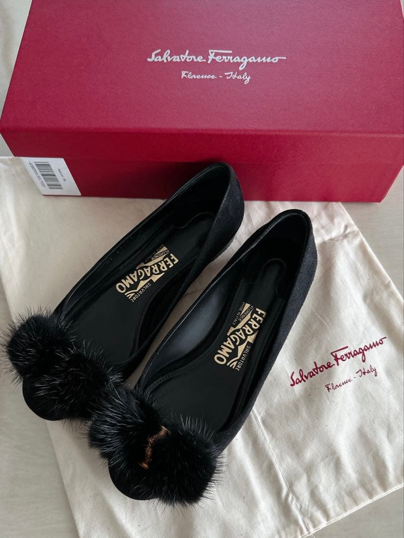 フェラガモ　ミンク ヴァラリボン フラットシューズ　サイズ5 黒　ブラウス