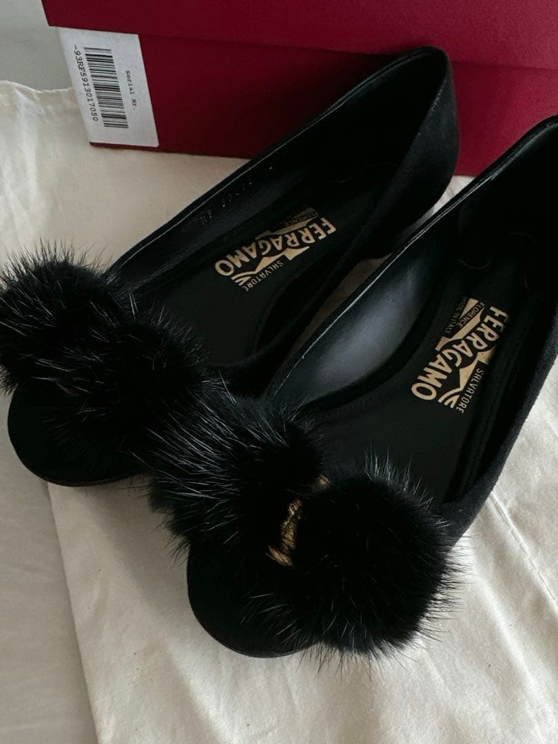 フェラガモ　ミンク ヴァラリボン フラットシューズ　サイズ5 黒　ブラウス