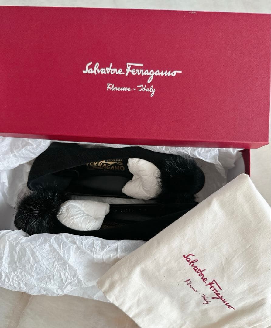 フェラガモ　ミンク ヴァラリボン フラットシューズ　サイズ5 黒　ブラウス
