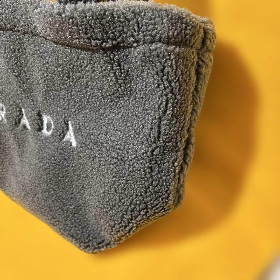 PRADA グレー フリース ハンドバッグノベルティ