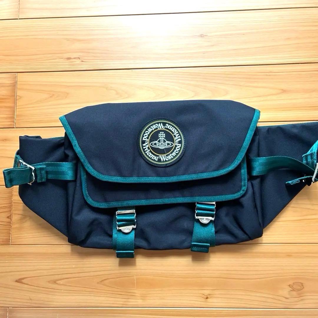 お値下げしました‼️★【美品】★Vivienne Westwood ボディバッグ