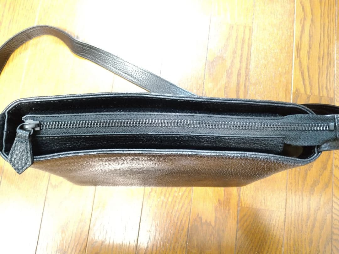 ☆予約中☆美品☆HushTug レザーショルダーバッグ ブラック 本革 5L