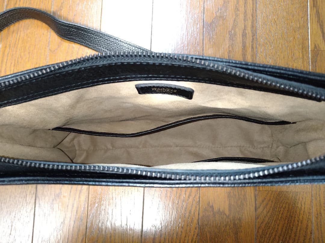☆予約中☆美品☆HushTug レザーショルダーバッグ ブラック 本革 5L