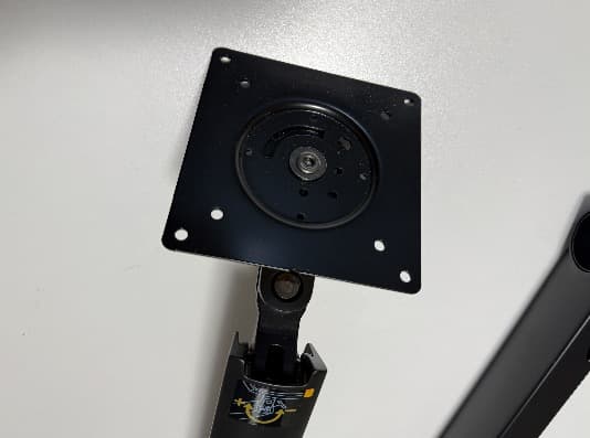 未使用Amazonベーシック デスクマウントシングル-ディスプレイ32インチまで