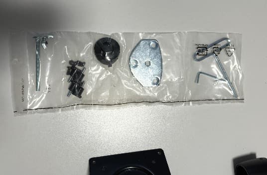 未使用Amazonベーシック デスクマウントシングル-ディスプレイ32インチまで