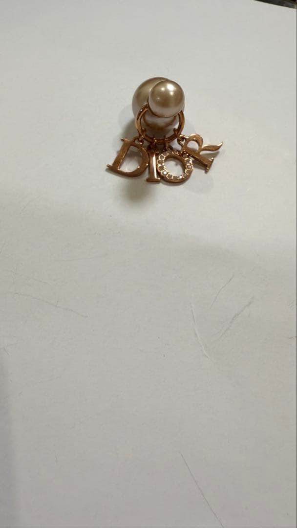 Dior パール ロゴ ピアス(片耳用)