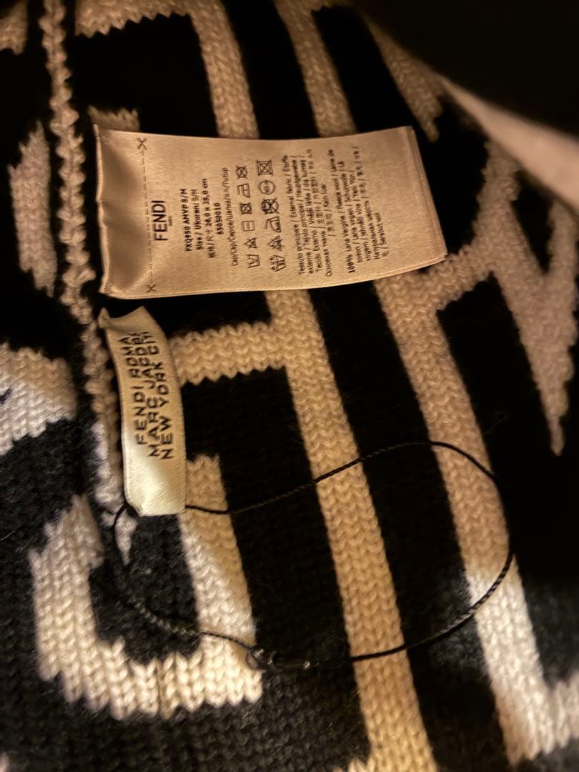 FENDIフェンディ　ニット帽FXQ950 新品未使用 マークジェイコブス　ロゴ