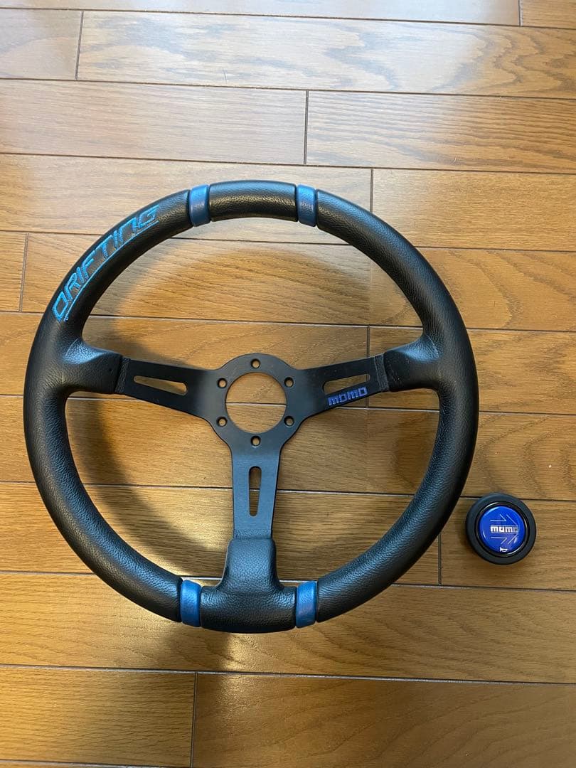 レイ　momo 35π ステアリング