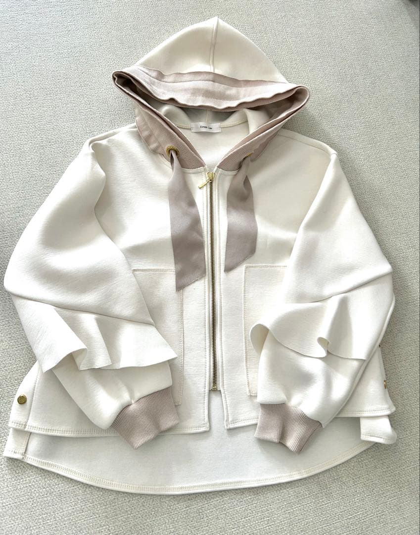 【Eimee Law】フリルデザインボンディングパーカー　白