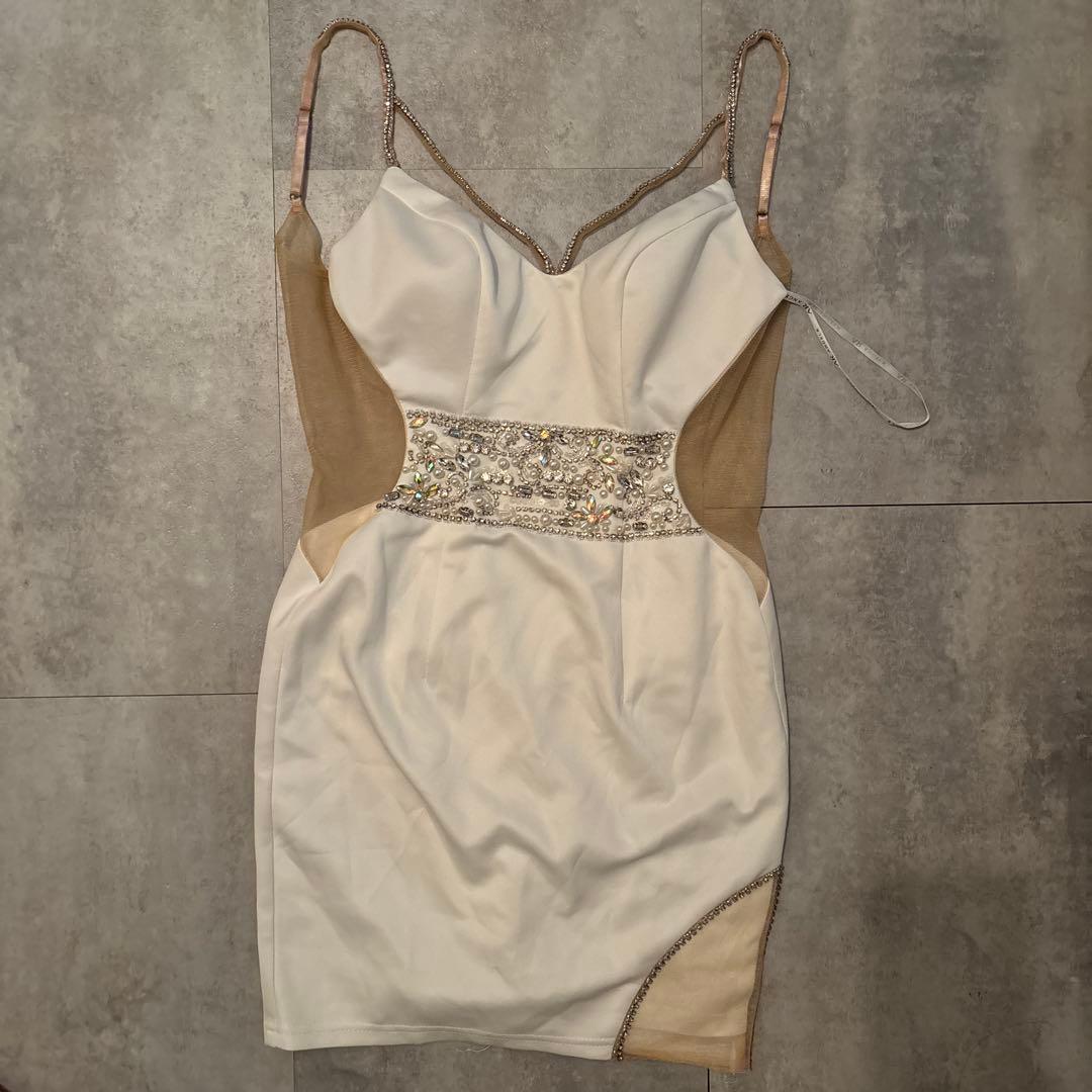 ビーズ装飾ホワイトタイトドレス