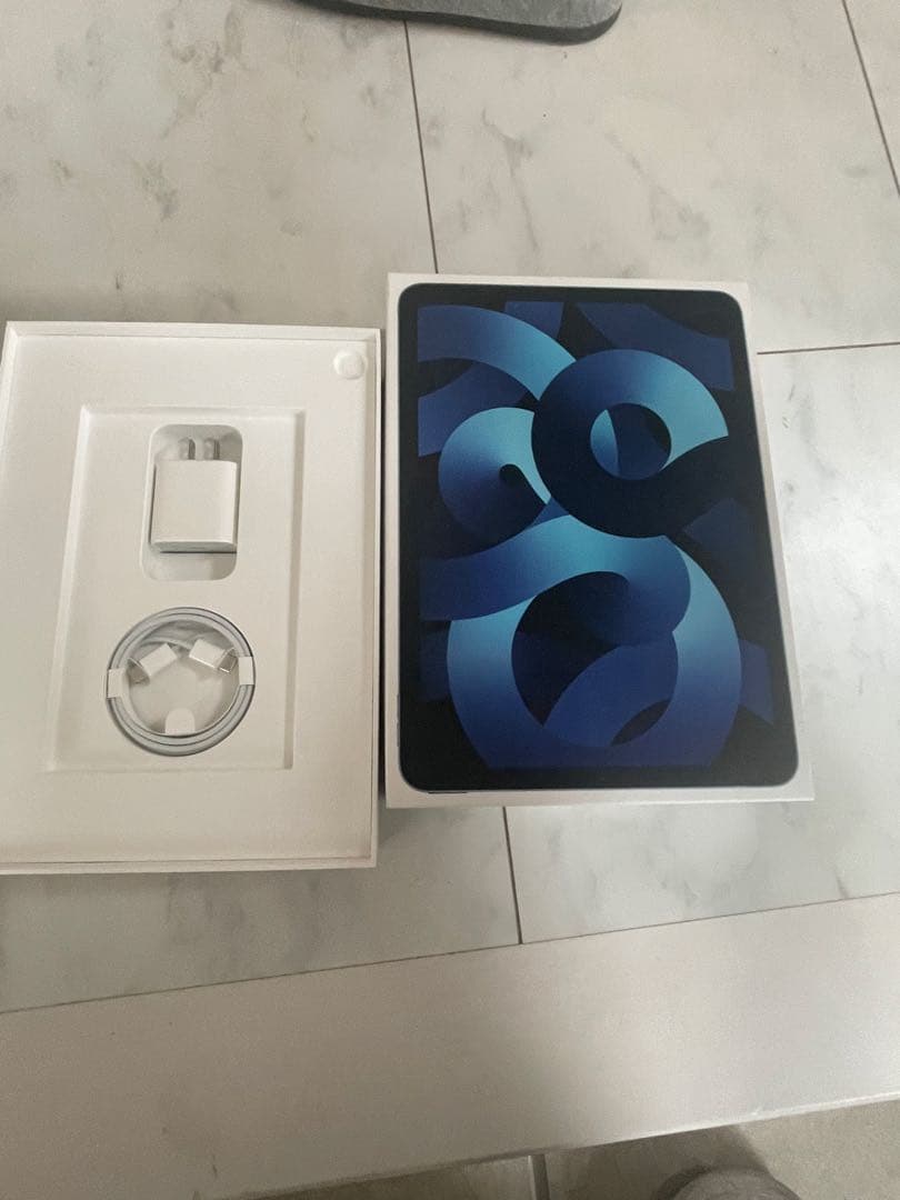 【美品】Apple iPad Air第5世代 64GB ブルー