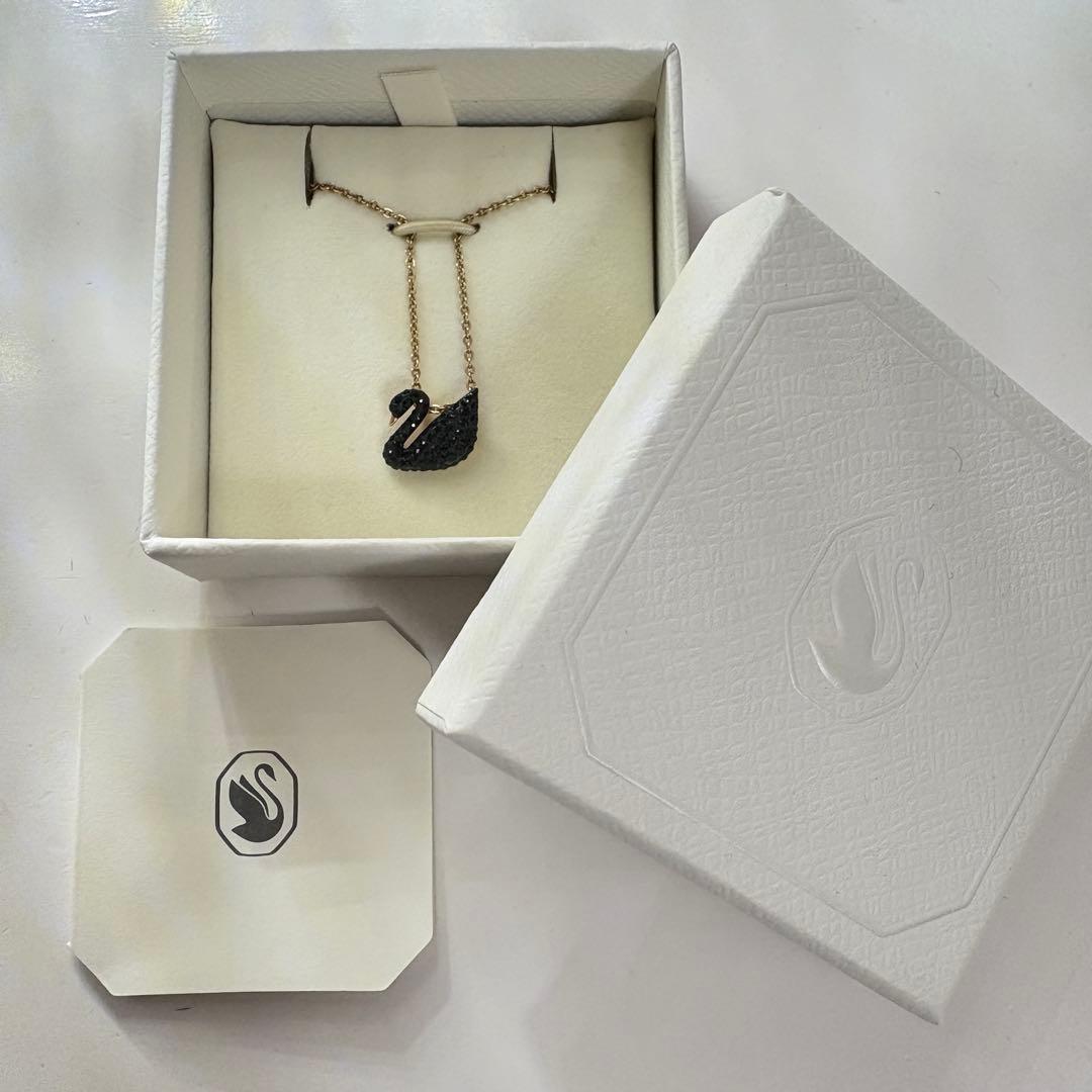 SWAROVSKI スワン小ブラック ネックレス