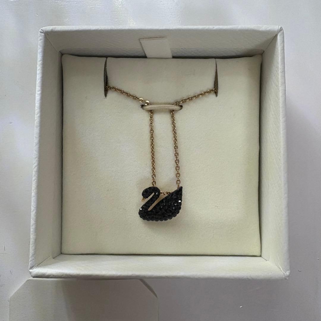 SWAROVSKI スワン小ブラック ネックレス