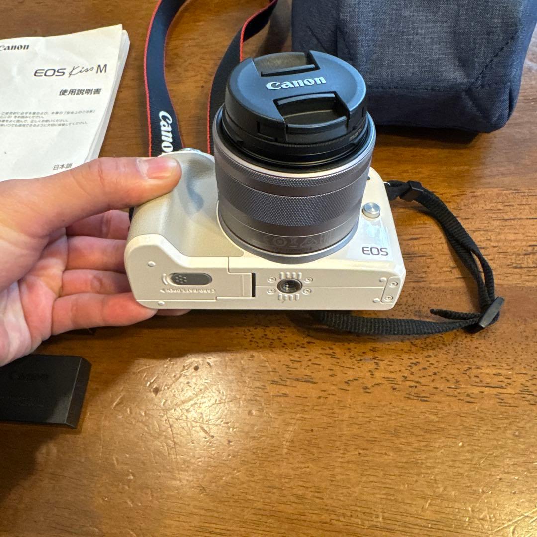 Canon EOS Kiss M ホワイト 本体と付属品