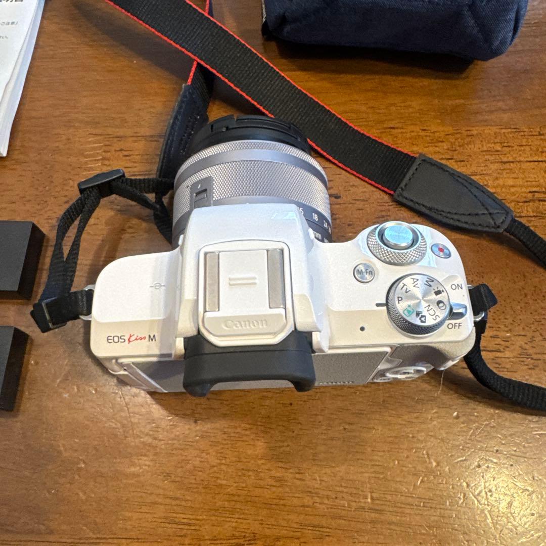 Canon EOS Kiss M ホワイト 本体と付属品