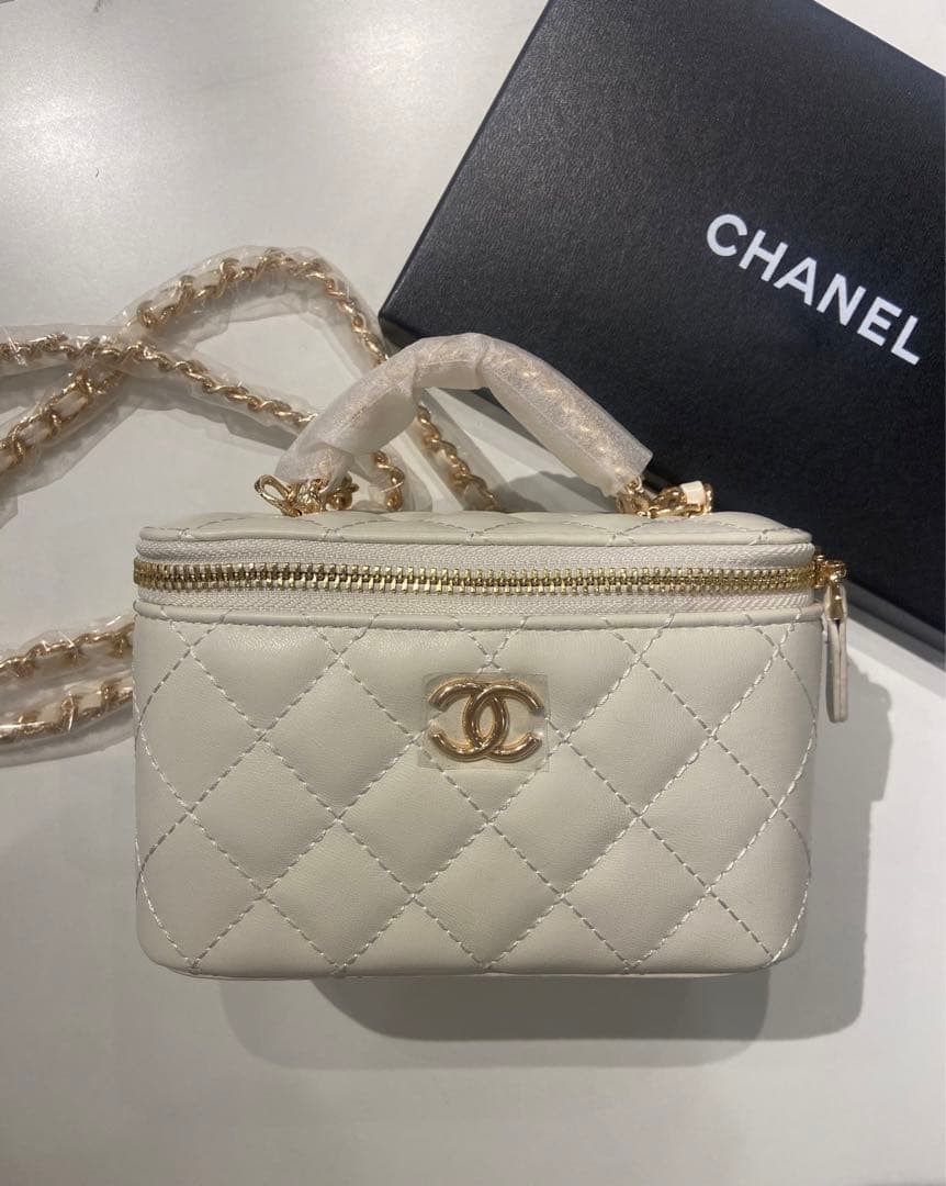 シャネル　ラインストーンハンドルチェーンショルダーバッグホワイト　ノベルティ