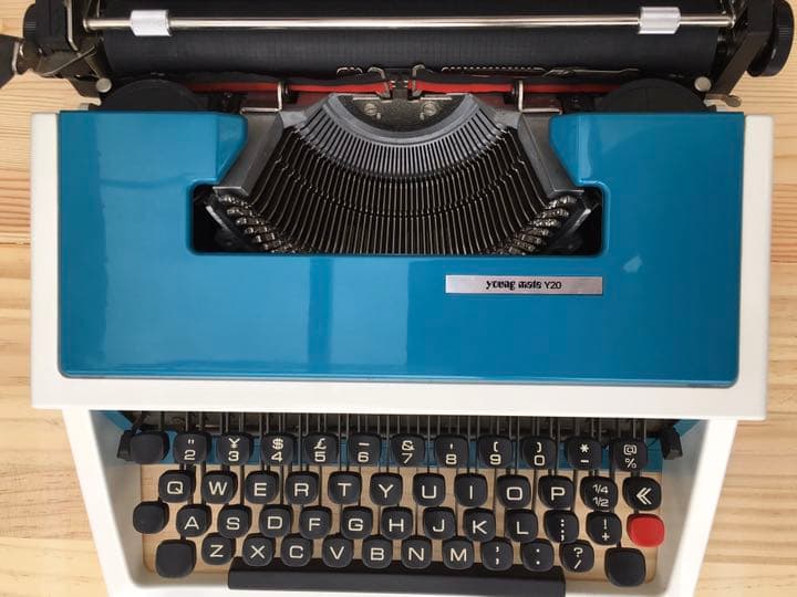 アンティーク　オリベッティタイプライター