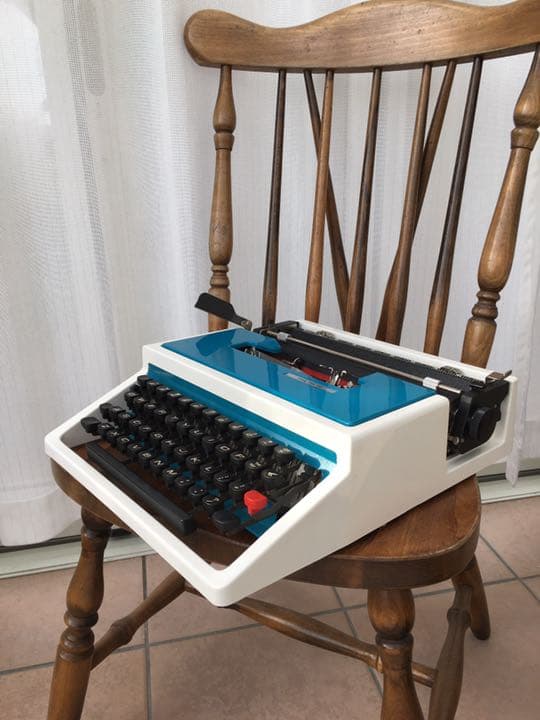 アンティーク　オリベッティタイプライター