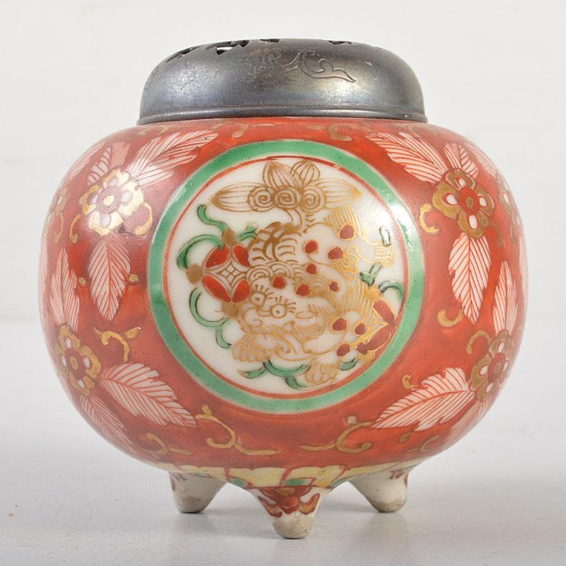 伊万里焼　赤絵金彩　獅子文　丸形三足香炉　透かし火屋付　時代箱付　D　R7196