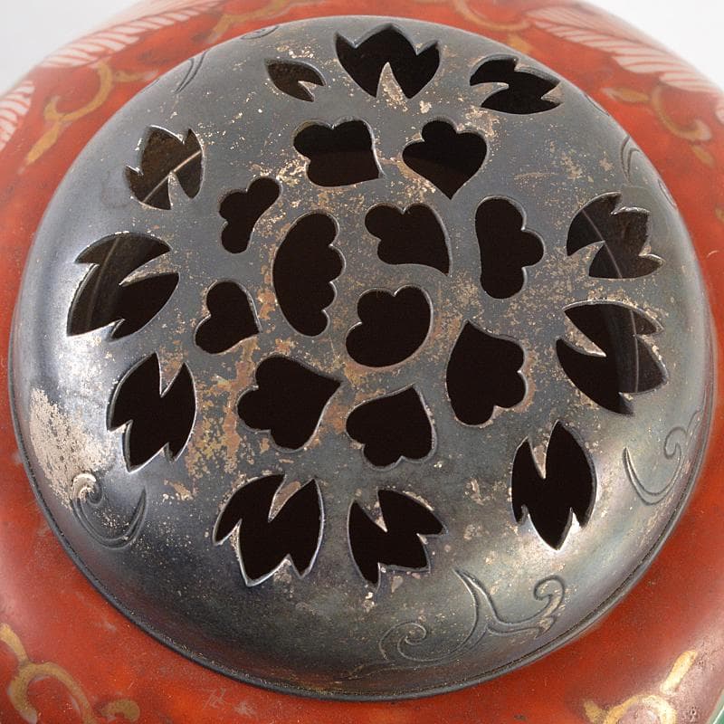 伊万里焼　赤絵金彩　獅子文　丸形三足香炉　透かし火屋付　時代箱付　D　R7196