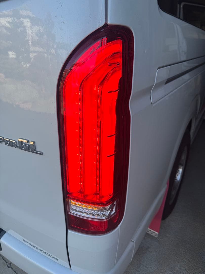 バレンティー　ハイエース　テールランプ タイプ2 LED