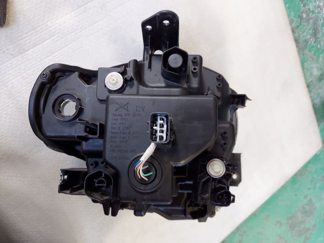 スズキ　クロスビー　ヘッドライト左　LED