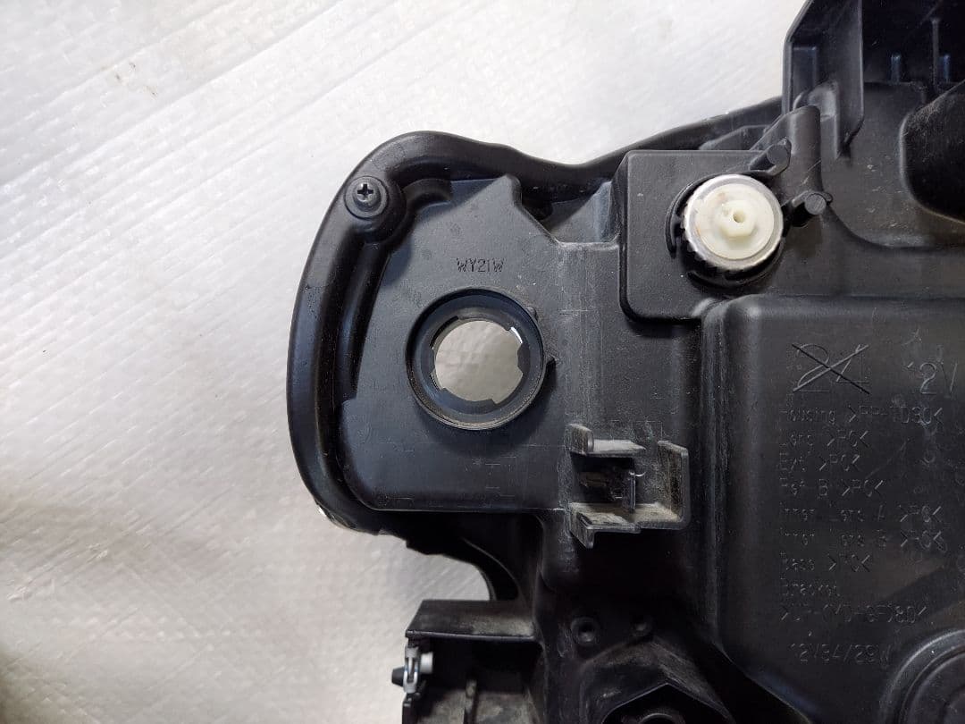 スズキ　クロスビー　ヘッドライト左　LED