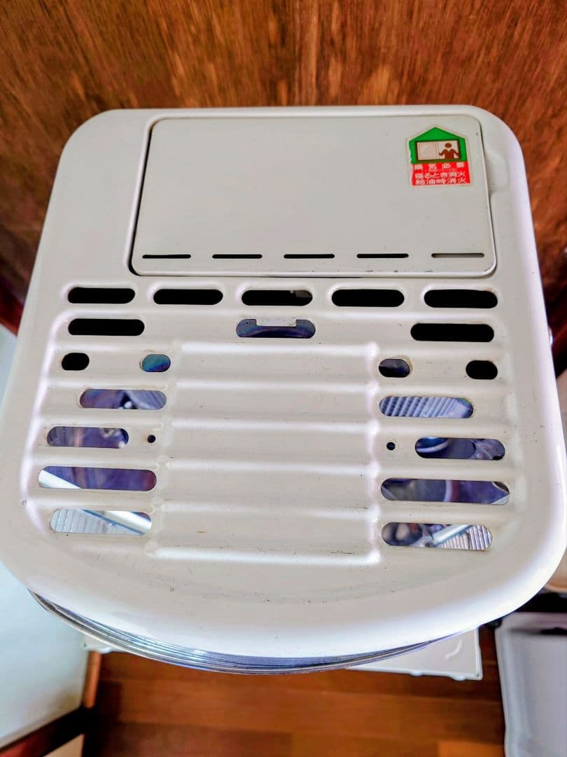 オシャレな取っ手付き石油ストーブ綺麗です。