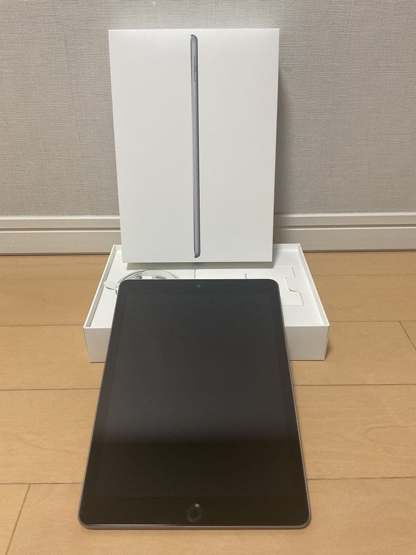 Apple iPad Wifi本体シルバー 第6世代　充電器・USBケーブル付き