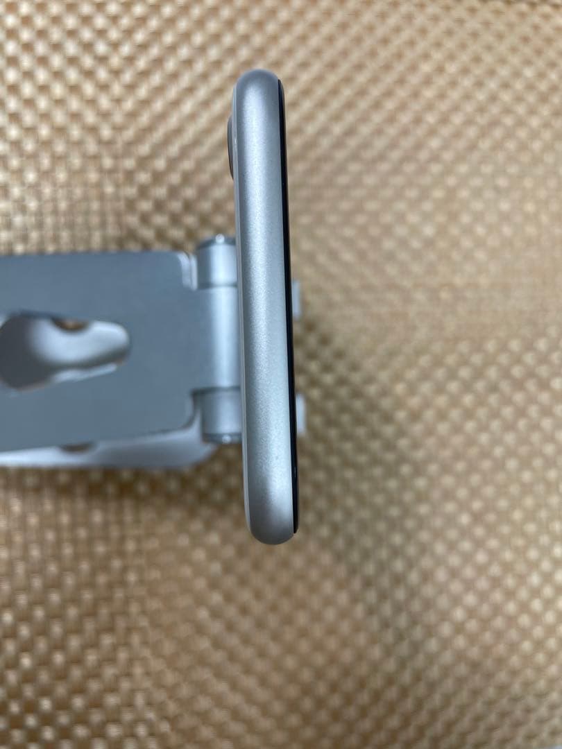 iPhone SE 第3世代 64 GB スターライトSIMフリー【1681】