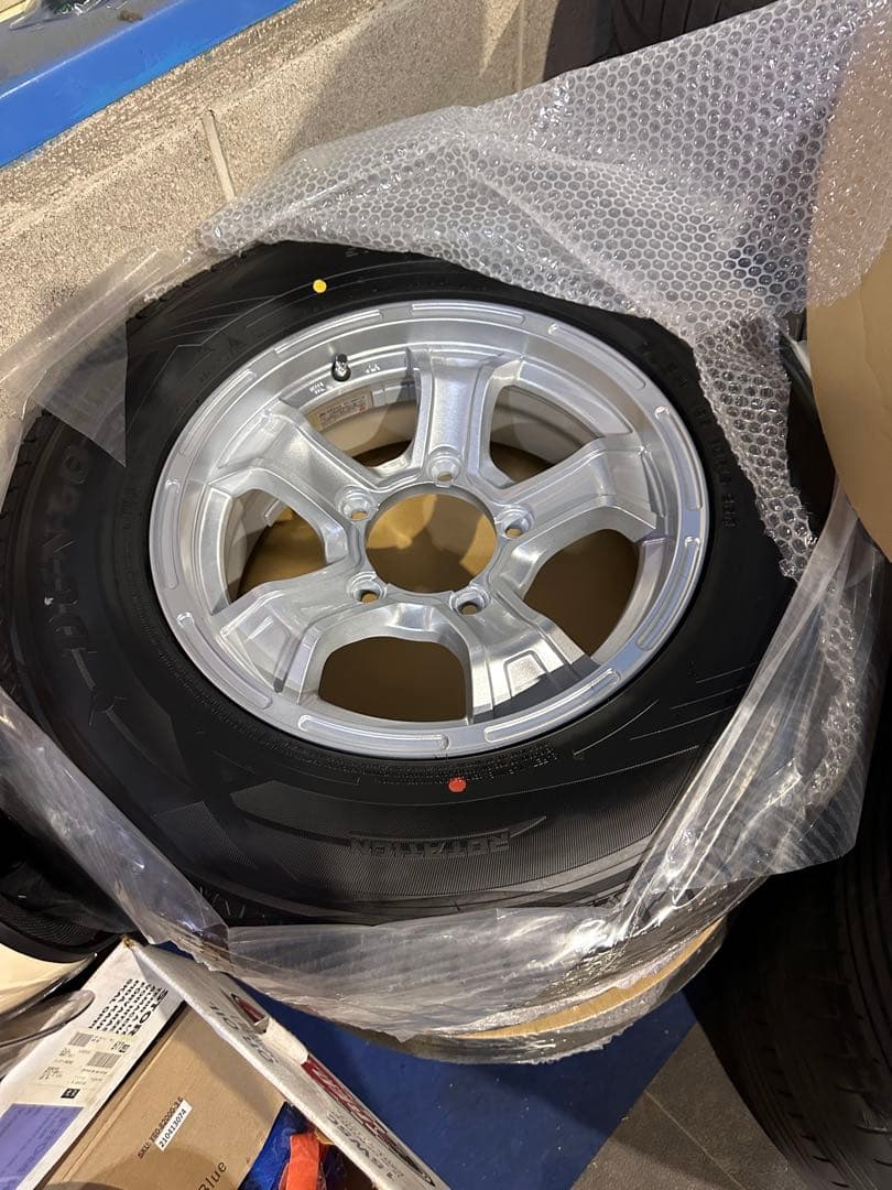 ジムニーシエラ用　新品スタッドレスとアルミセット　送料込み