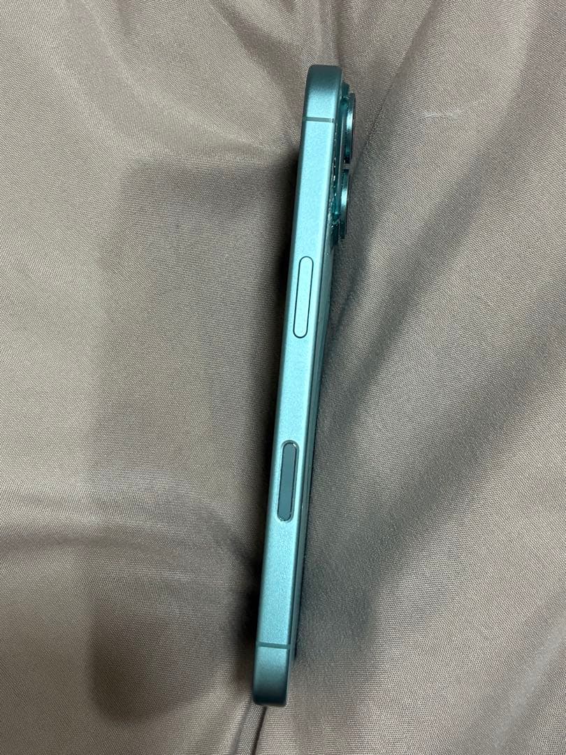 iPhone16 背面割れ　動作不良なし　ジャンク品扱い