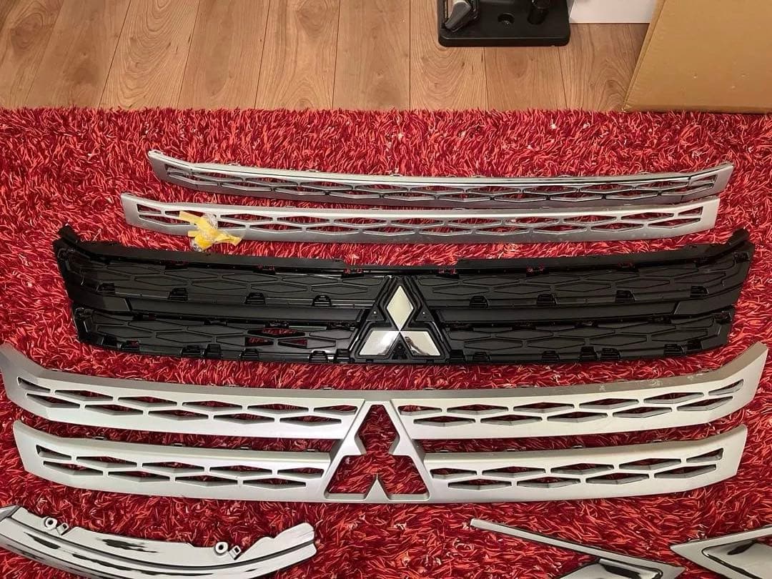 デリカD5純正 標準フロントグリル