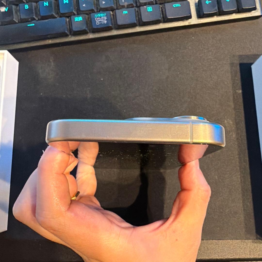 【美品】iPhone 15 pro 256GB ナチュラルチタニウム