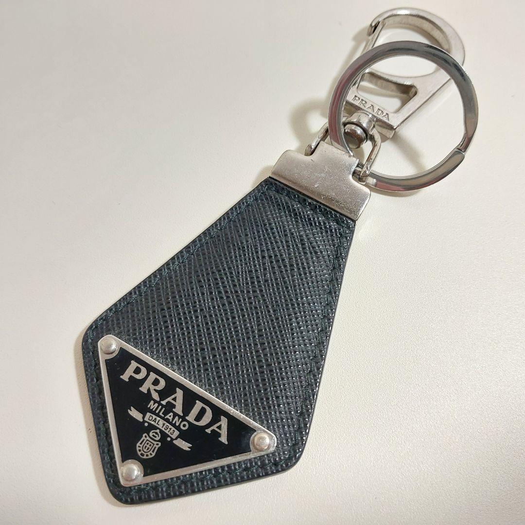 プラダ トライアングルロゴ キーホルダー サフィアーノ ブラック 2PP041