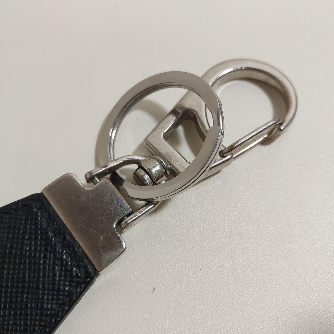 プラダ トライアングルロゴ キーホルダー サフィアーノ ブラック 2PP041