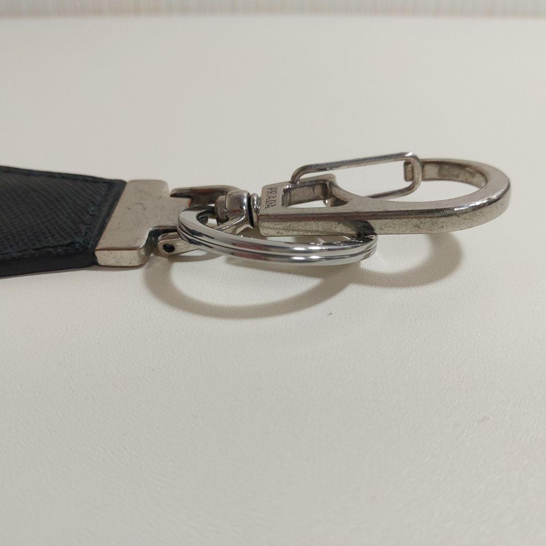 プラダ トライアングルロゴ キーホルダー サフィアーノ ブラック 2PP041