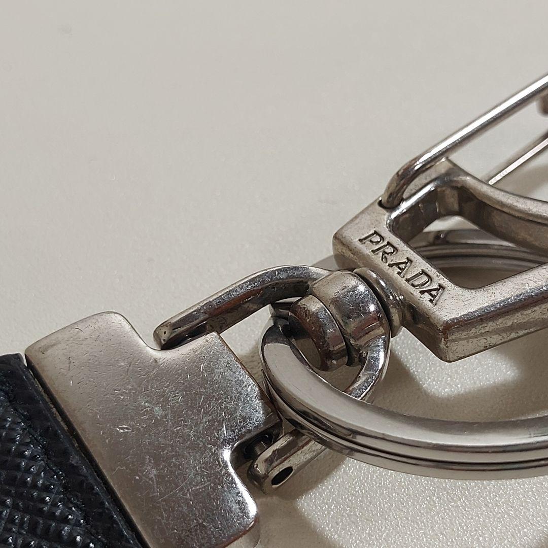 プラダ トライアングルロゴ キーホルダー サフィアーノ ブラック 2PP041