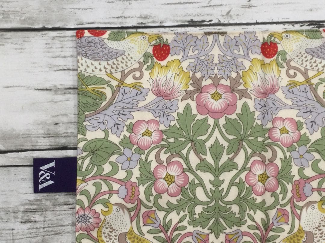 V＆A　いちご泥棒　掛けふとんカバーNo.107 　2組　色違いセット