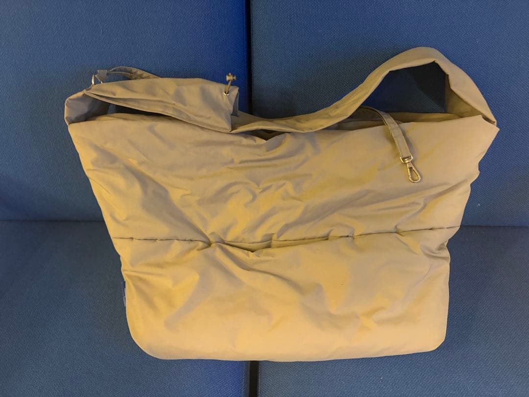 HOWLY PUFF SLING BAG グレージュ