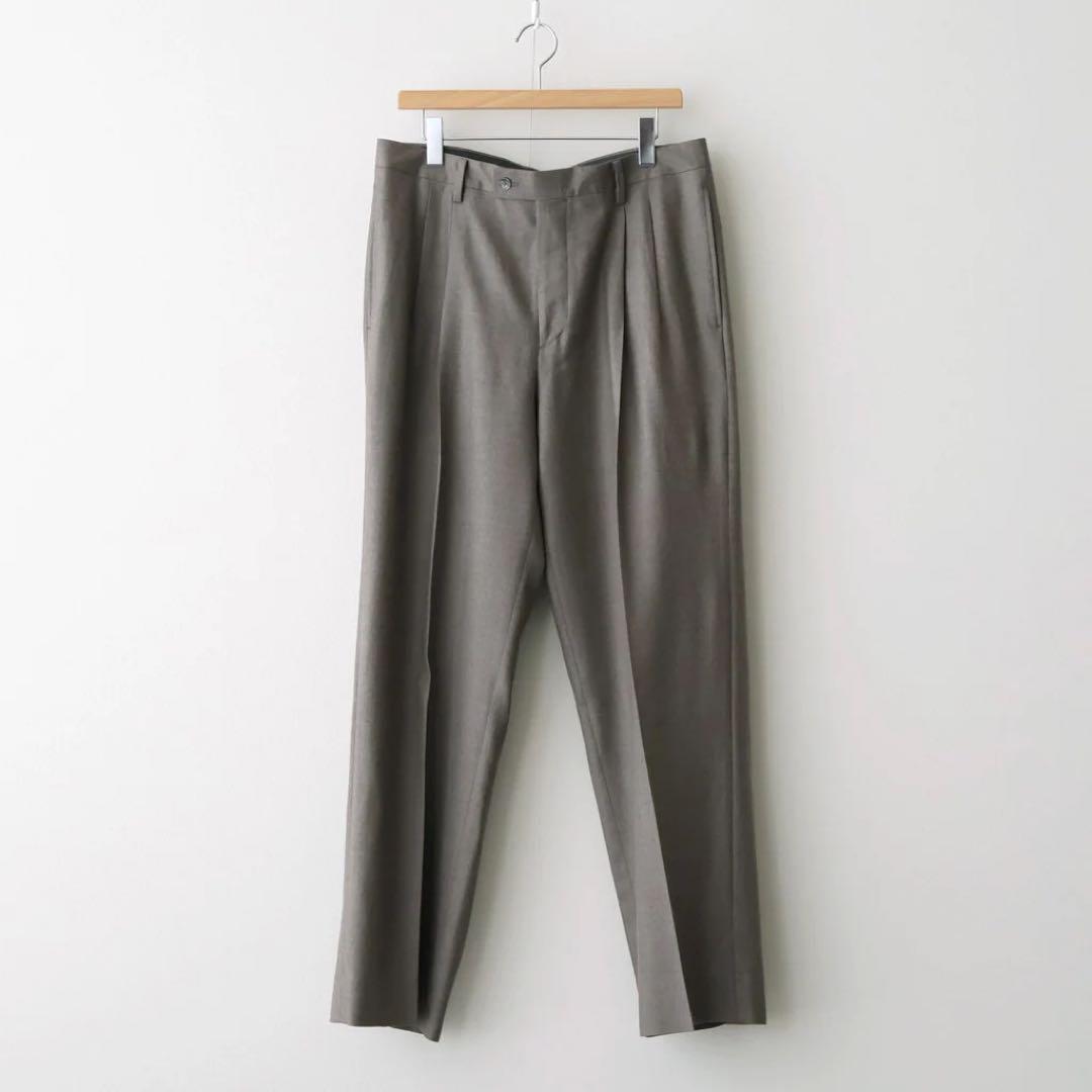 パンツ AURALEE SUPER LIGHT WOOL TWO-TUCK SLACKS