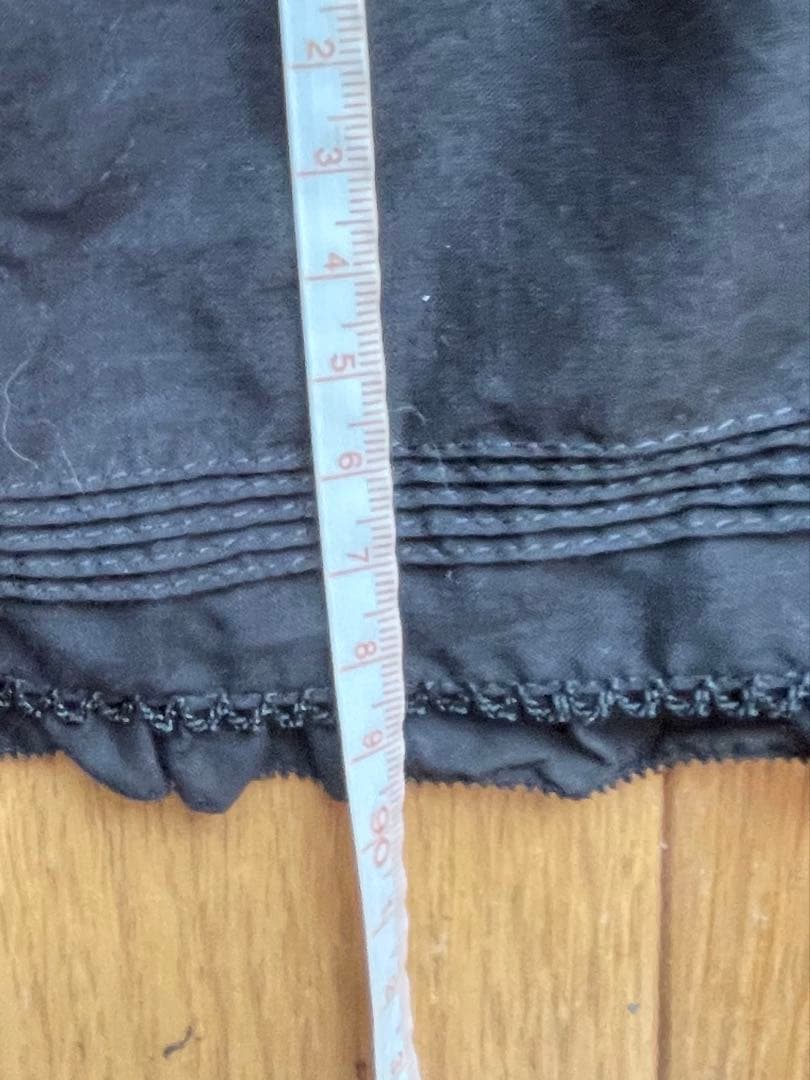 黒のフリル付きノースリーブミニワンピース