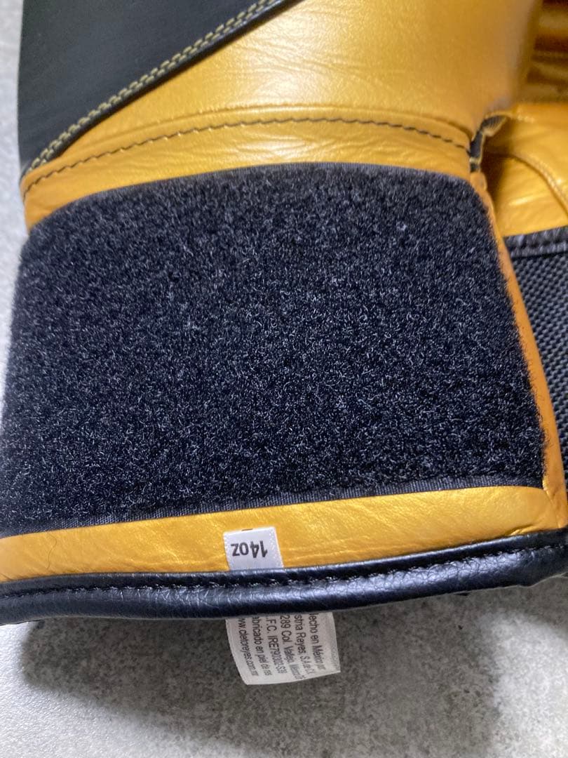 REYES ボクシンググローブ 黒/金 14oz